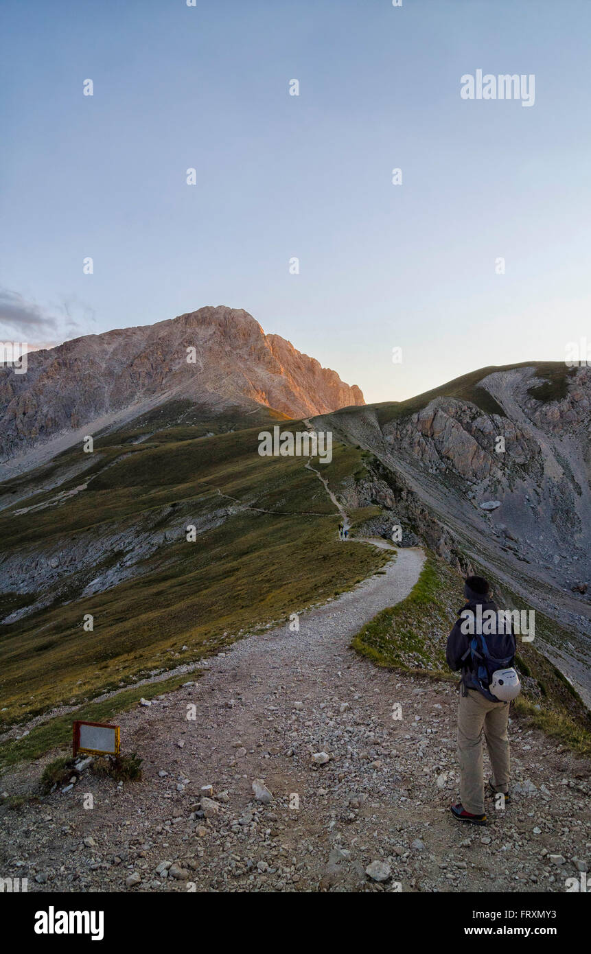 L'Italie, les Abruzzes, le Gran Sasso et Monti della Laga Parc National, Randonneur sur la piste jusqu'au sommet du Corno Grande Banque D'Images