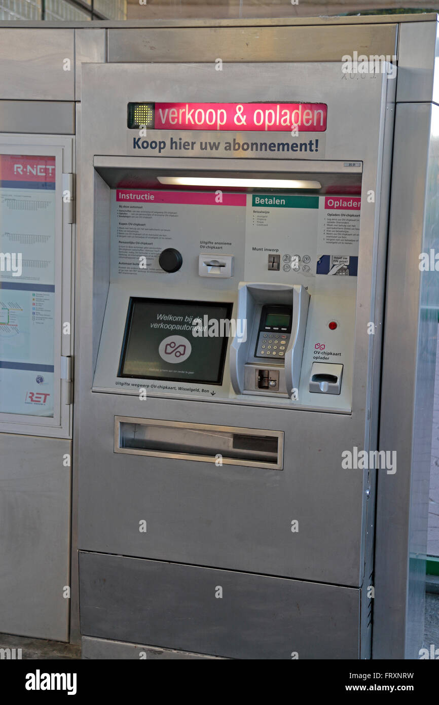 Un billet électronique acheter machine dans une station de métro de  Rotterdam, Pays-Bas Photo Stock - Alamy