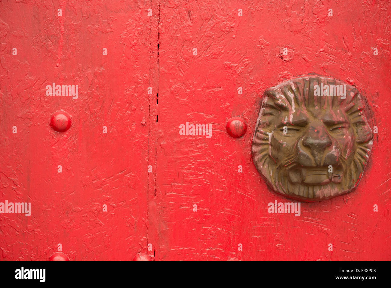 Heurtoir de porte du palais chinois typique avec copie espace Banque D'Images