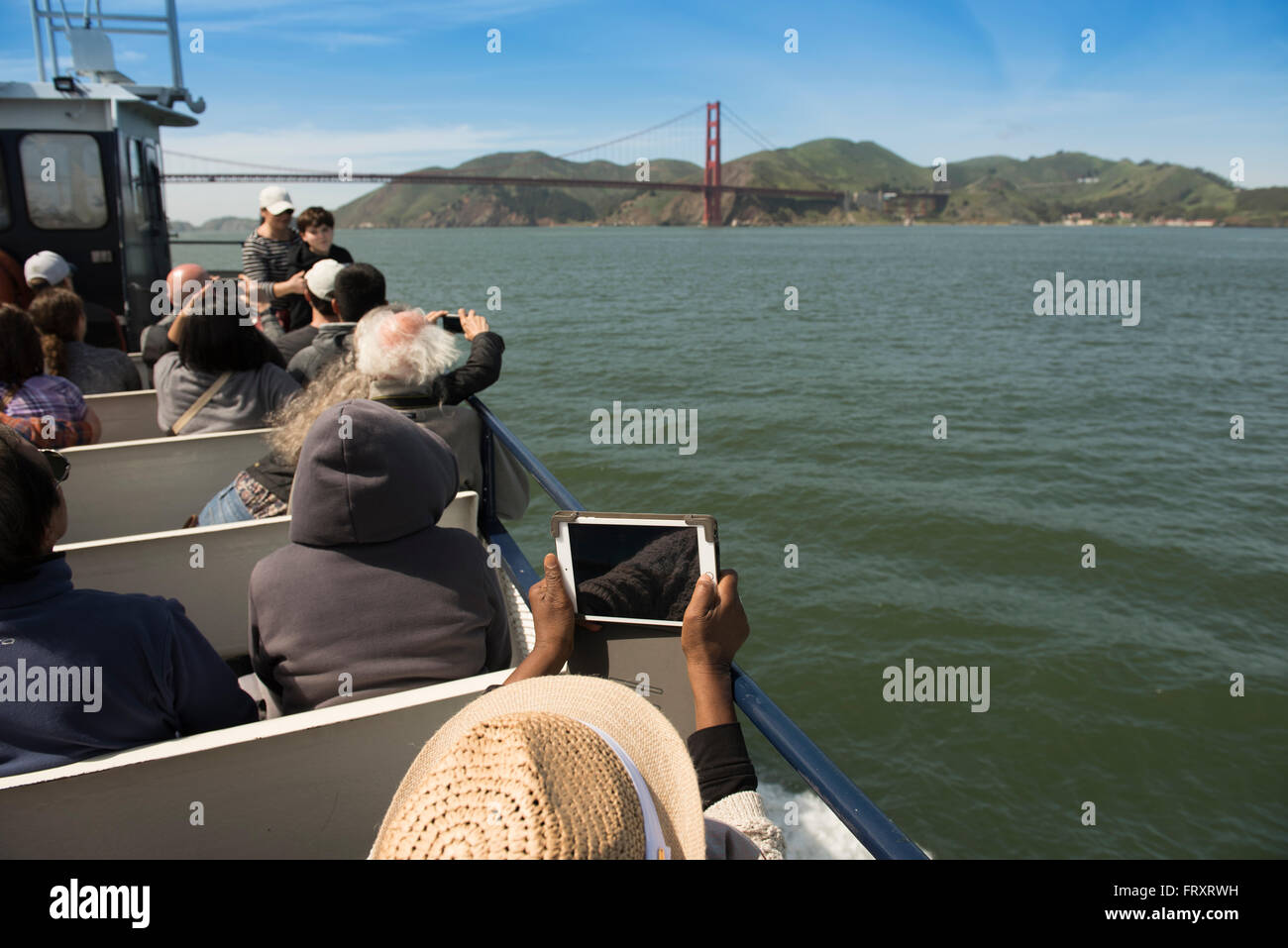 Personnes sur un voyage en bateau autour de la baie de San Francisco, visiter le Golden Gate Bridge, California, USA Banque D'Images