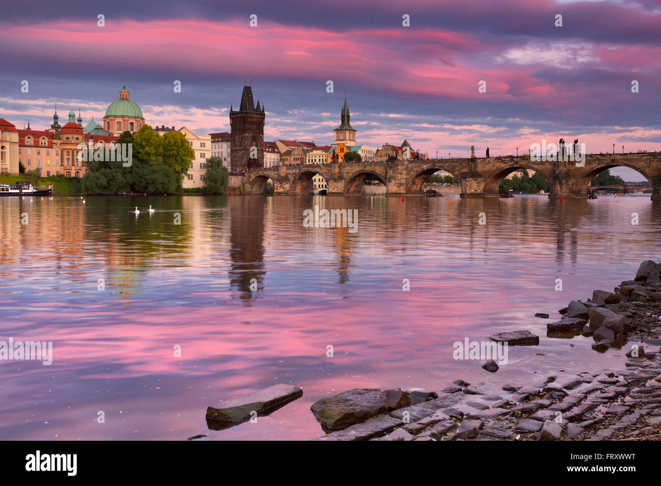 Coucher du soleil sur les couleurs du Pont Charles et de la rivière Vltava à Prague, République tchèque. Banque D'Images