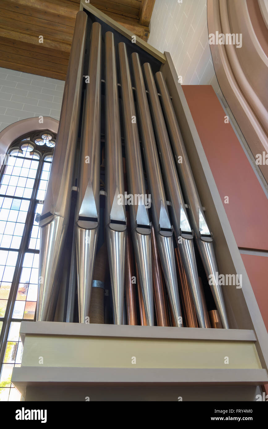 Une rangée de tuyaux d'orgue d'argent à l'intérieur d'une église, prises d'en bas Banque D'Images
