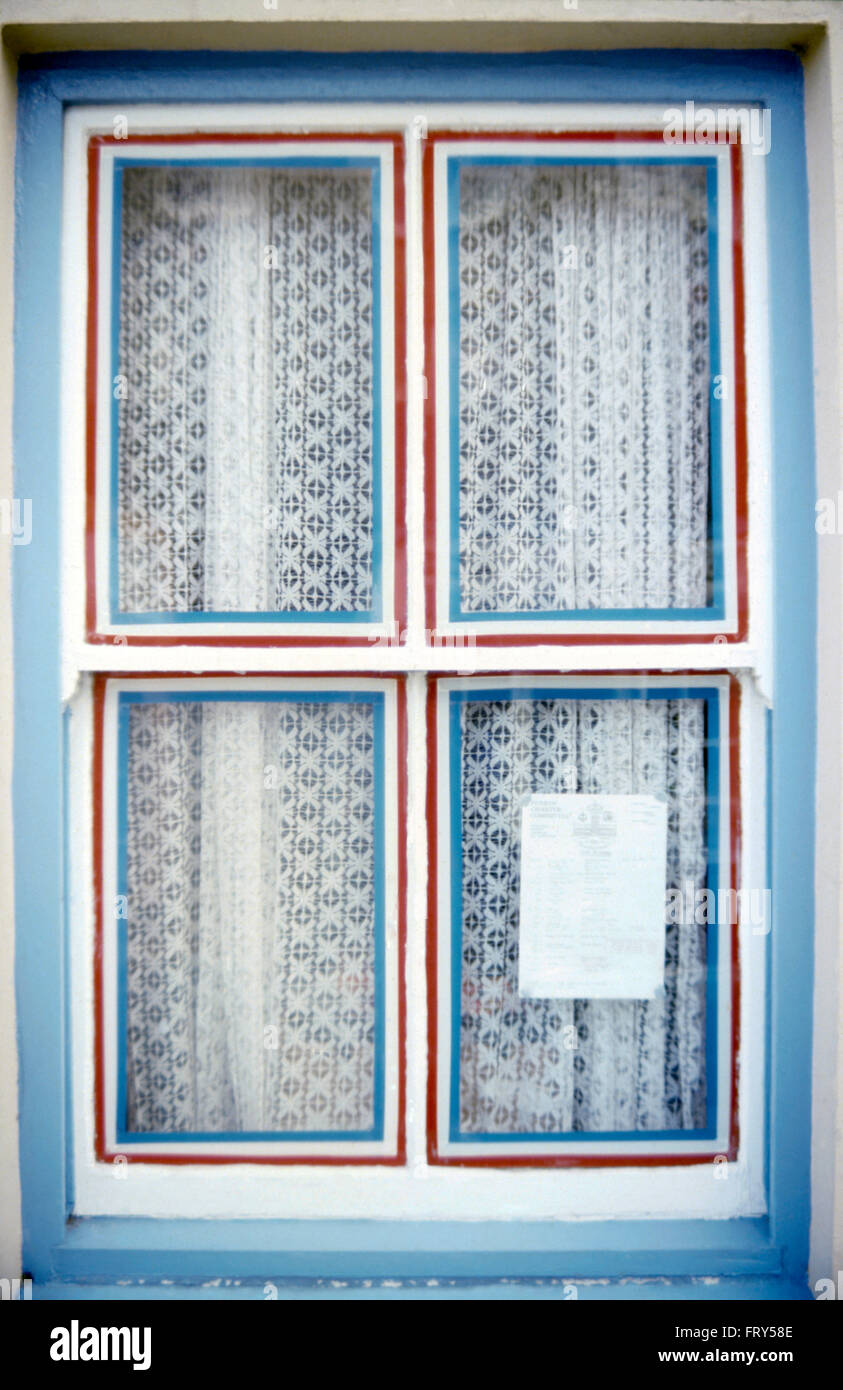 Close-up d'un rouge blanc et bleu avec des rideaux de fenêtre peints net Banque D'Images