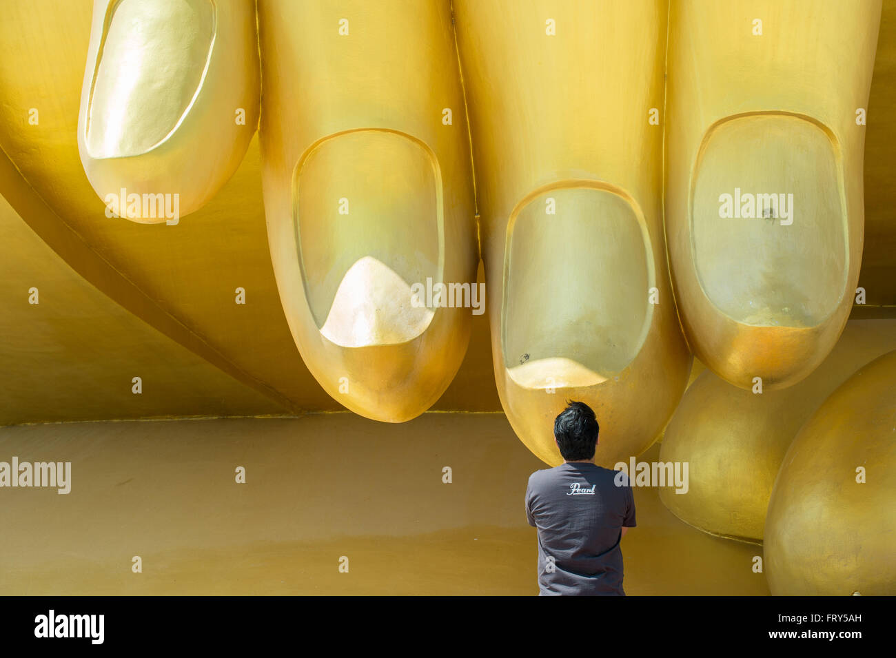 Thai man prie au grand Bouddha de Thaïlande à Wat Muang Temple dans la province d'Ang Thong Banque D'Images