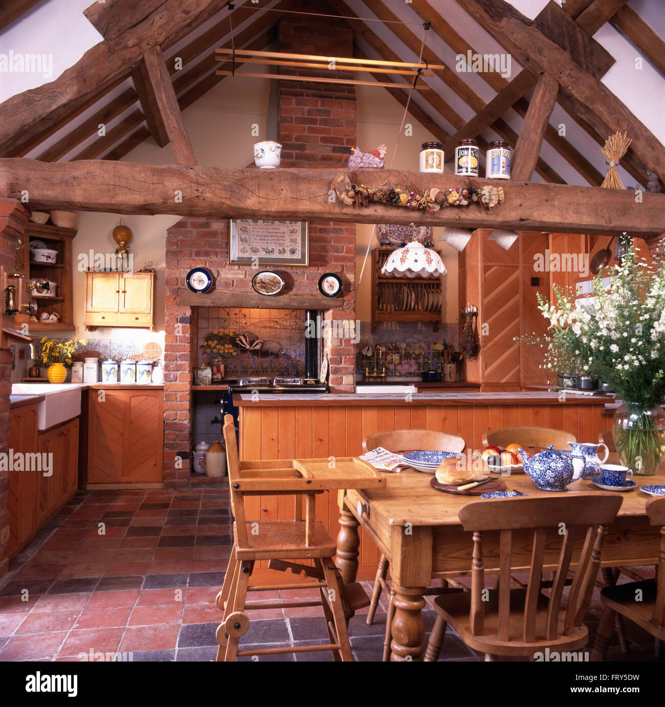 Table et chaises en pin dans une grange convertie cuisine salle à manger  avec des poutres en bois rustiques Photo Stock - Alamy