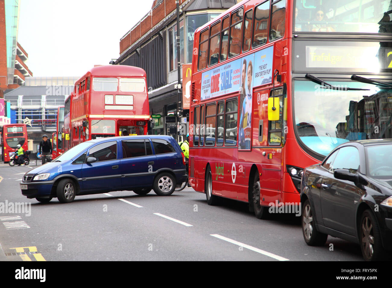 Londres, Royaume-Uni 24 mars 2016 - Un conducteur de retour en arrière en raison de la circulation. L'heure de pointe du matin les usagers font face à la misère de voyage comme la ligne Piccadilly stade pilotes 24 heures de grève. Routemasters sont en opération. Credit : Dinendra Haria/Alamy Live News Banque D'Images