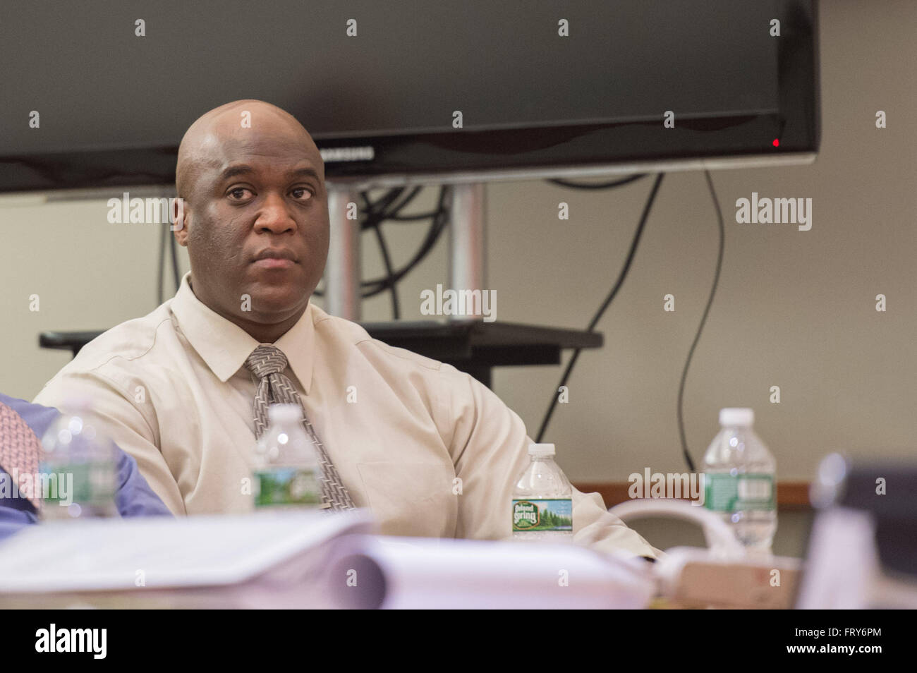 New York, NY, USA. Mar 23, 2016. Corrections Rikers Agent Agent TOBIAS PARKER dans la salle d'audience le jour de l'ouverture dans le procès de la Cour suprême du Bronx de Rikers Island agents de correction dans les coups de Jahmal détenu Lightfoot Mercredi, 23 mars, 2016. © Bryan Smith/ZUMA/Alamy Fil Live News Banque D'Images