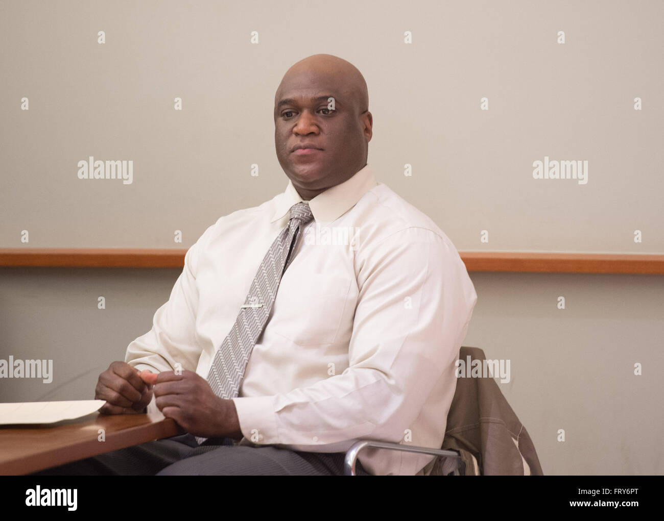 New York, NY, USA. Mar 23, 2016. Rikers Agent Correctionnel TOBIAS PARKER dans la salle d'audience le jour de l'ouverture dans le procès de la Cour suprême du Bronx de Rikers Island agents de correction dans les coups de Jahmal détenu Lightfoot Mercredi, 23 mars, 2016. © Bryan Smith/ZUMA/Alamy Fil Live News Banque D'Images