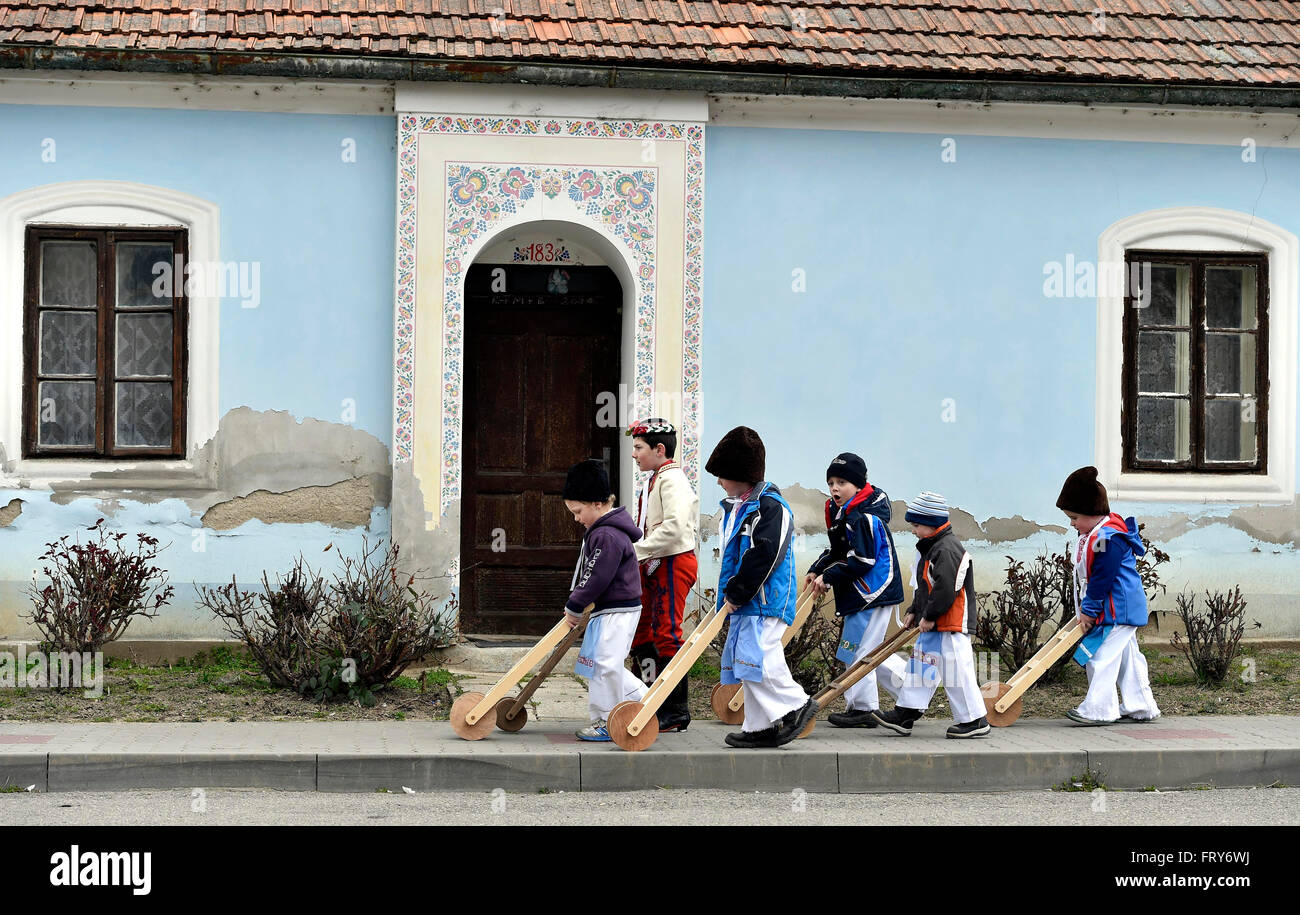 Lanzhot, République tchèque. 24Th Mar, 2016. Les enfants en tenue traditionnelle morave à pied avec leurs crécelles à travers le centre de Lanzhot, République tchèque le (saint) Jeudi, 24 mars 2016. Hochets remplacer le son de cloches qui sont selon la tradition liturgique battant le (saint) Jeudi à Rome. © Vaclav Salek/CTK Photo/Alamy Live News Banque D'Images