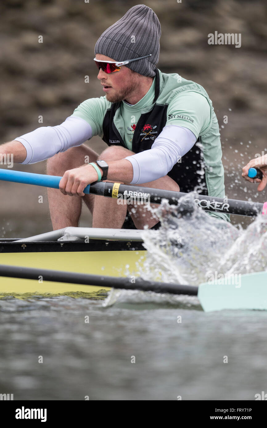 Londres, Royaume-Uni. 24 mars, 2016. La Boat Race. Le Cancer Research UK des courses de bateaux en 2016. Tideway Semaine. (Pratique en plein air au cours de la semaine précédant les courses qui ont lieu le dimanche de Pâques 27 mars 2016.) l'Université de Cambridge (CUBC) équipage bleu sur une pratique sortie. L'Université de Cambridge (CUBC) Bleu Bateau équipage :- Bow) Felix Newman ; 2) Ali Abbasi ; 3) Charles Fisher ; 4) Clemens Auersperg ; 5) Luc Juckett ; 6) Henry Hoffstot ; 7) Ben Ruble ; Course) Tredell Lance ; Cox) Ian Middleton, entraîneur-chef Steve Trapmore), Crédit : Duncan Grove/Alamy Live News Banque D'Images