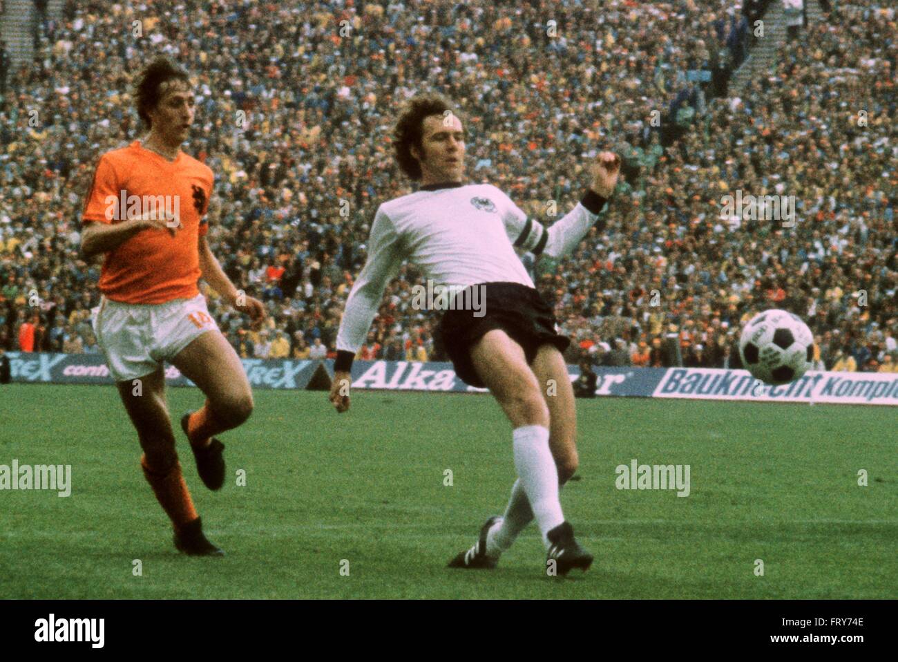 Joueur de football international allemand Franz Beckenbauer (droit, Allemagne) et le néerlandais Johan Cruyff en action lors de la finale de la coupe du monde FIFA 1974 correspondent à l'Allemagne contre les Pays-Bas le 7 juillet 1974 à Munich. L'Allemagne a gagné le match 2:1 contre les Pays-Bas devant 80.000 spectateurs et devient ainsi champion du monde pour la deuxième fois après 1954. Banque D'Images