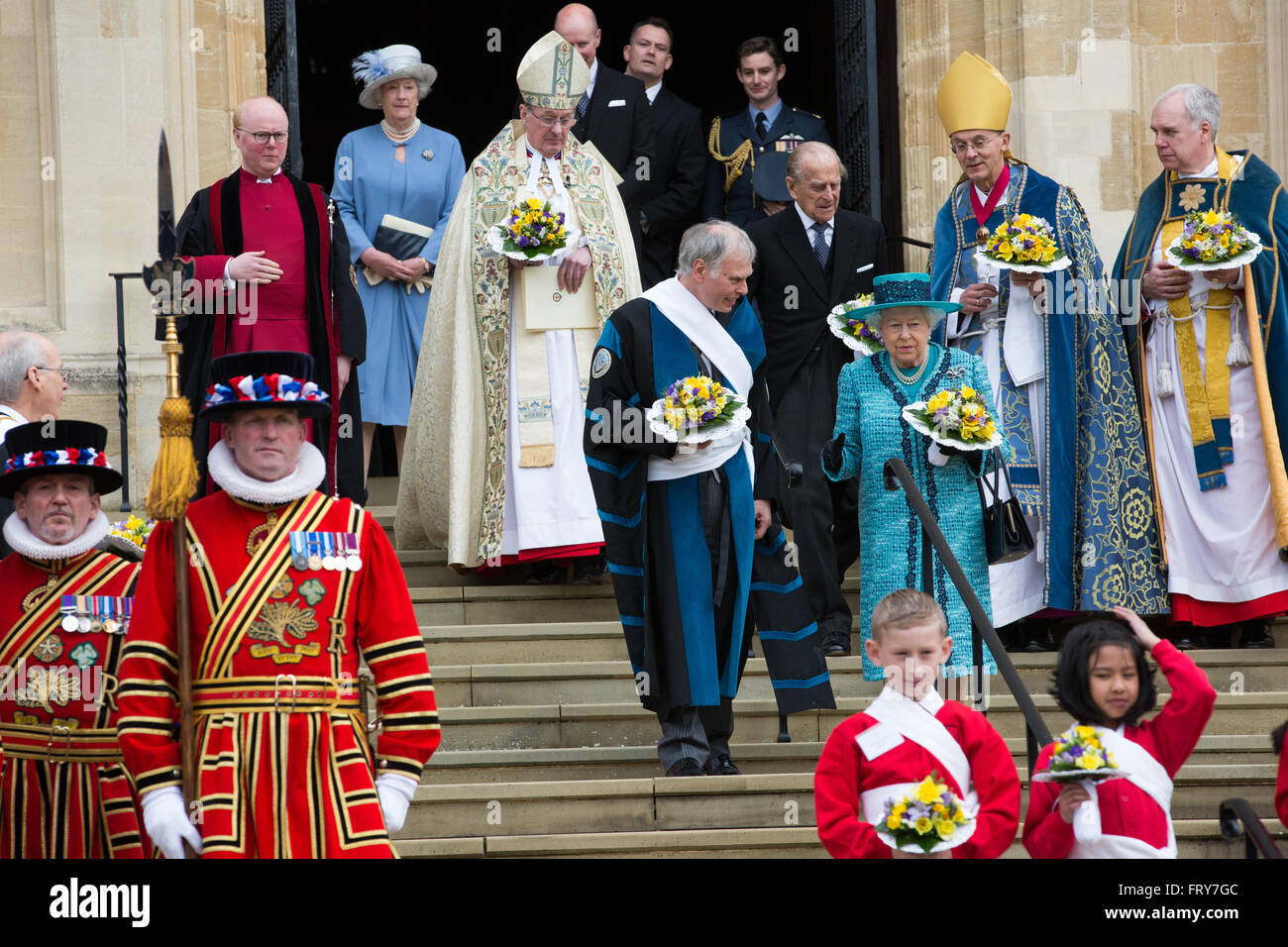 Windsor, Royaume-Uni. 24 mars, 2016. Sa Majesté la Reine, accompagnée de Son Altesse Royale le duc d'Édimbourg et le Royal le parti, quitte à la Chapelle St George Windsor à la suite de la distribution de l'argent à saint 90 hommes et 90 femmes, une pour chacun des 90 ans de la Reine, au cours de la saint Royal Service. La Reine commémore le Jeudi saint, jour saint chrétien qui tombe sur le jeudi avant Pâques, en offrant l'aumône aux personnes âgées en reconnaissance de service à l'Eglise et à la communauté locale. Credit : Mark Kerrison/Alamy Live News Banque D'Images