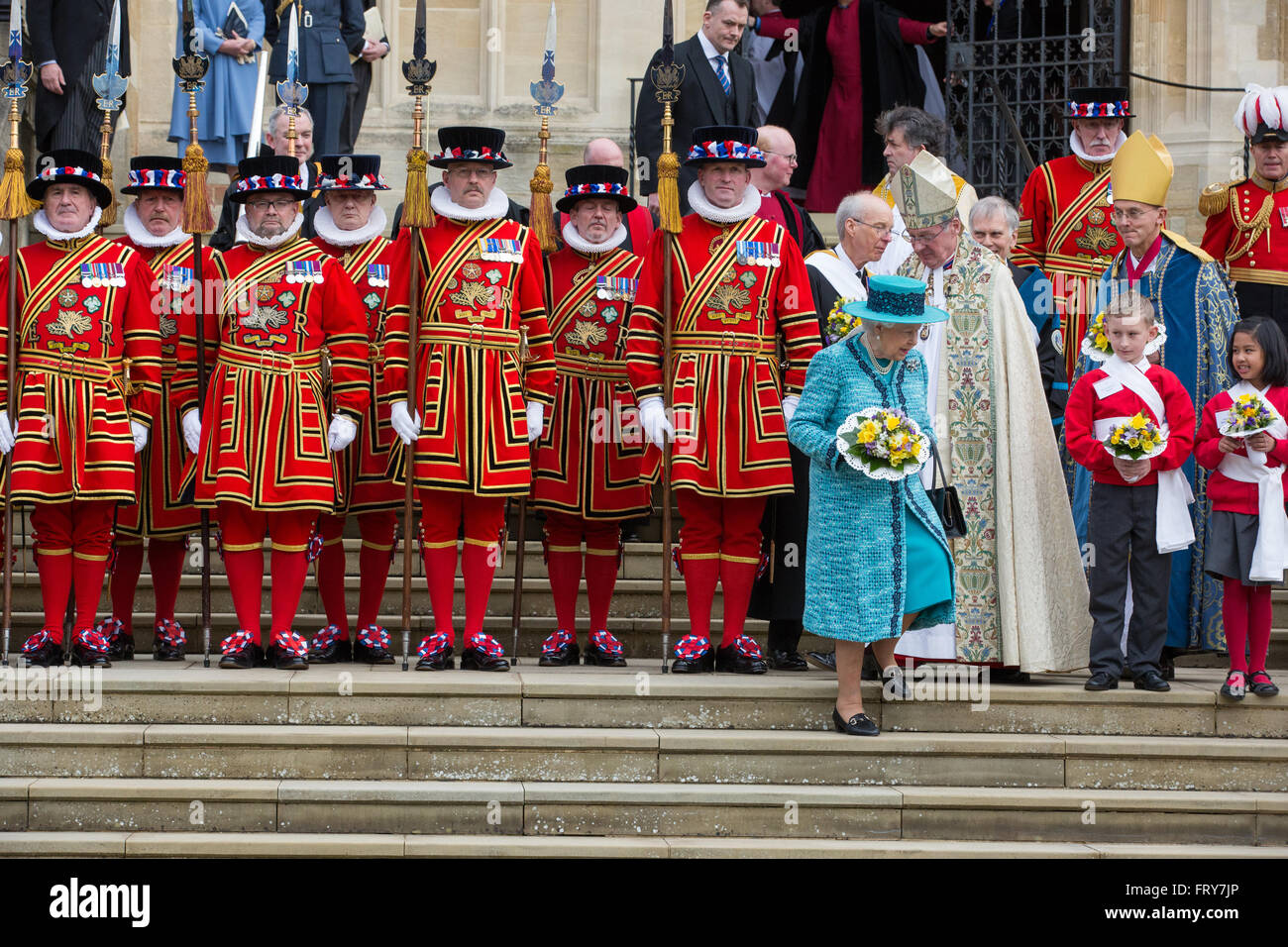 Windsor, Royaume-Uni. 24 mars, 2016. Sa Majesté la Reine, accompagnée de Son Altesse Royale le duc d'Édimbourg et le Royal le parti, à l'extérieur de la Chapelle St George Windsor à la suite de la distribution de l'argent à saint 90 hommes et 90 femmes, une pour chacun des 90 ans de la Reine, au cours de la saint Royal Service. La Reine commémore le Jeudi saint, jour saint chrétien qui tombe sur le jeudi avant Pâques, en offrant l'aumône aux personnes âgées en reconnaissance de service à l'Eglise et à la communauté locale. C'était la première fois que le Service Saint Royal avait eu lieu à St George's Le Châtelet Banque D'Images