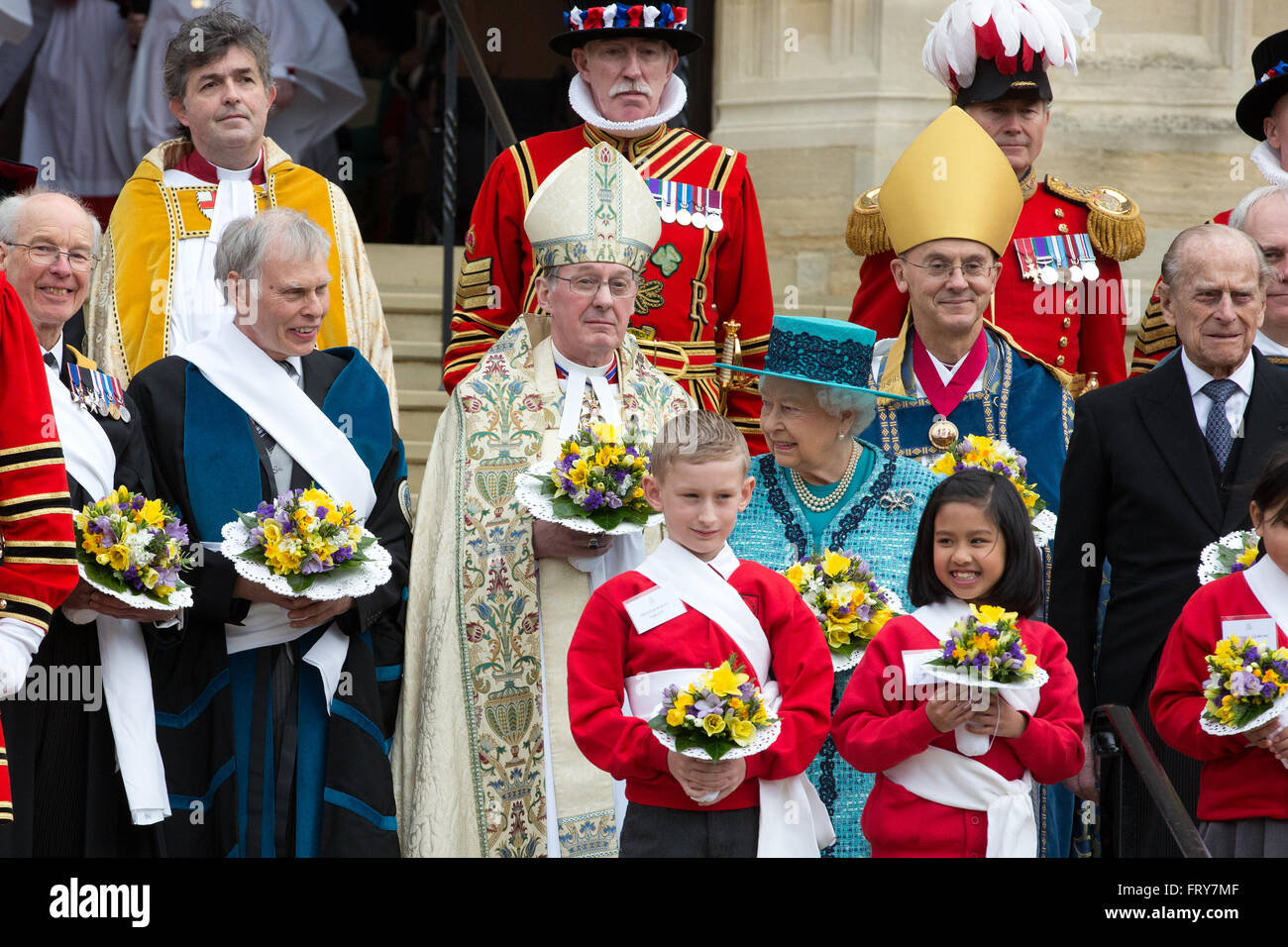 Windsor, Royaume-Uni. 24 mars, 2016. Sa Majesté la Reine, accompagnée de Son Altesse Royale le duc d'Édimbourg et le Royal le parti, à l'extérieur de la Chapelle St George Windsor à la suite de la distribution de l'argent à saint 90 hommes et 90 femmes, une pour chacun des 90 ans de la Reine, au cours de la saint Royal Service. La Reine commémore le Jeudi saint, jour saint chrétien qui tombe sur le jeudi avant Pâques, en offrant l'aumône aux personnes âgées en reconnaissance de service à l'Eglise et à la communauté locale. Credit : Mark Kerrison/Alamy Live News Banque D'Images