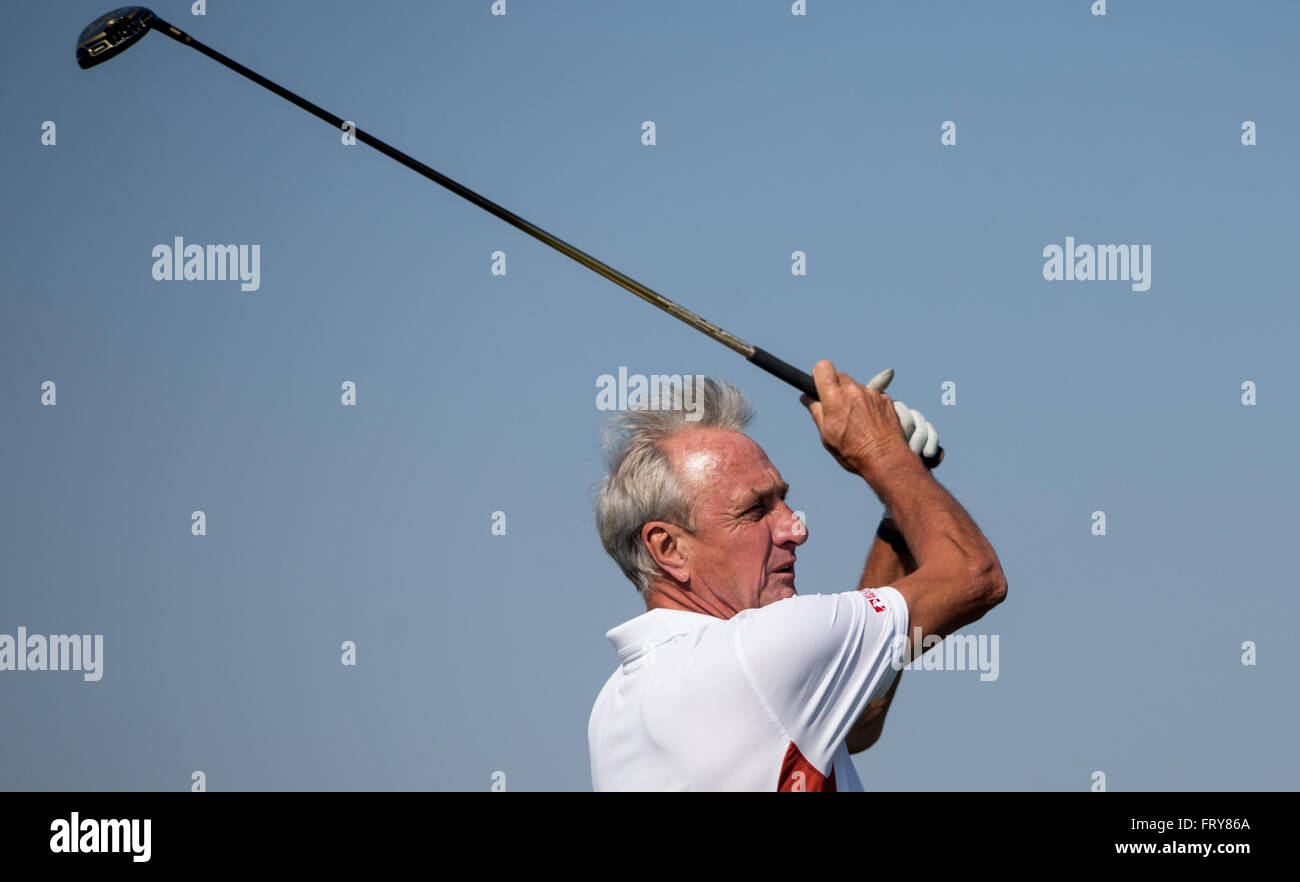 Un fichier photo datée du 18 septembre 2014 montre l'ancien joueur de football néerlandais Johan Cryuff frapper une balle au tournoi de golf "Omnium senior Winston' dans Gneven, Allemagne. Photo : AXEL HEIMKEN/dpa Banque D'Images