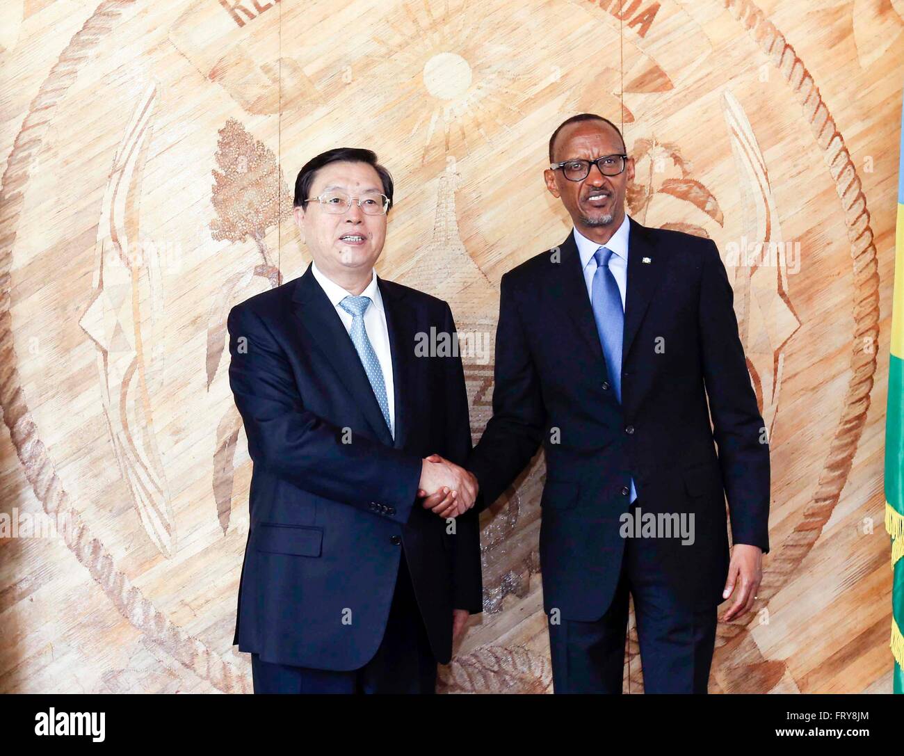 Kigali, Rwanda. Mar 23, 2016. Zhang Dejiang (L), président du Comité permanent de l'Assemblée populaire nationale (APN), rencontre avec le président rwandais Paul Kagame à Kigali, Rwanda, 23 mars 2016. Zhang a effectué une visite officielle de bonne volonté au Rwanda les 22 et 23 mars. © Ding Lin/Xinhua/Alamy Live News Banque D'Images