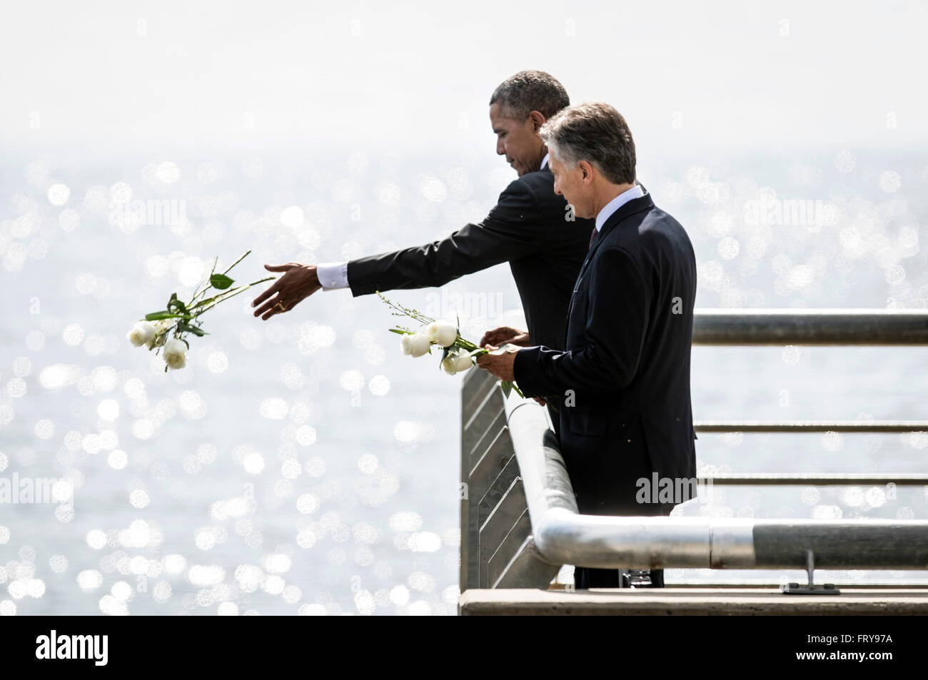 Buenos Aires, Argentine. 24Th Mar, 2016. Le Président de l'ARGENTINE Mauricio Macri (R) et le président américain Barack Obama faire une offrande de fleurs en hommage aux victimes qui ont disparu pendant la dictature militaire au Parc du Souvenir, à Buenos Aires, capitale de l'Argentine, le 24 mars 2016. Présidents Mauricio Macri et Barack Obama a participé à une conférence de presse conjointe à l'Parc du souvenir dans lequel ils visés à l'égard des droits de l'homme. Crédit : Martin Zabala/Xinhua/Alamy Live News Banque D'Images