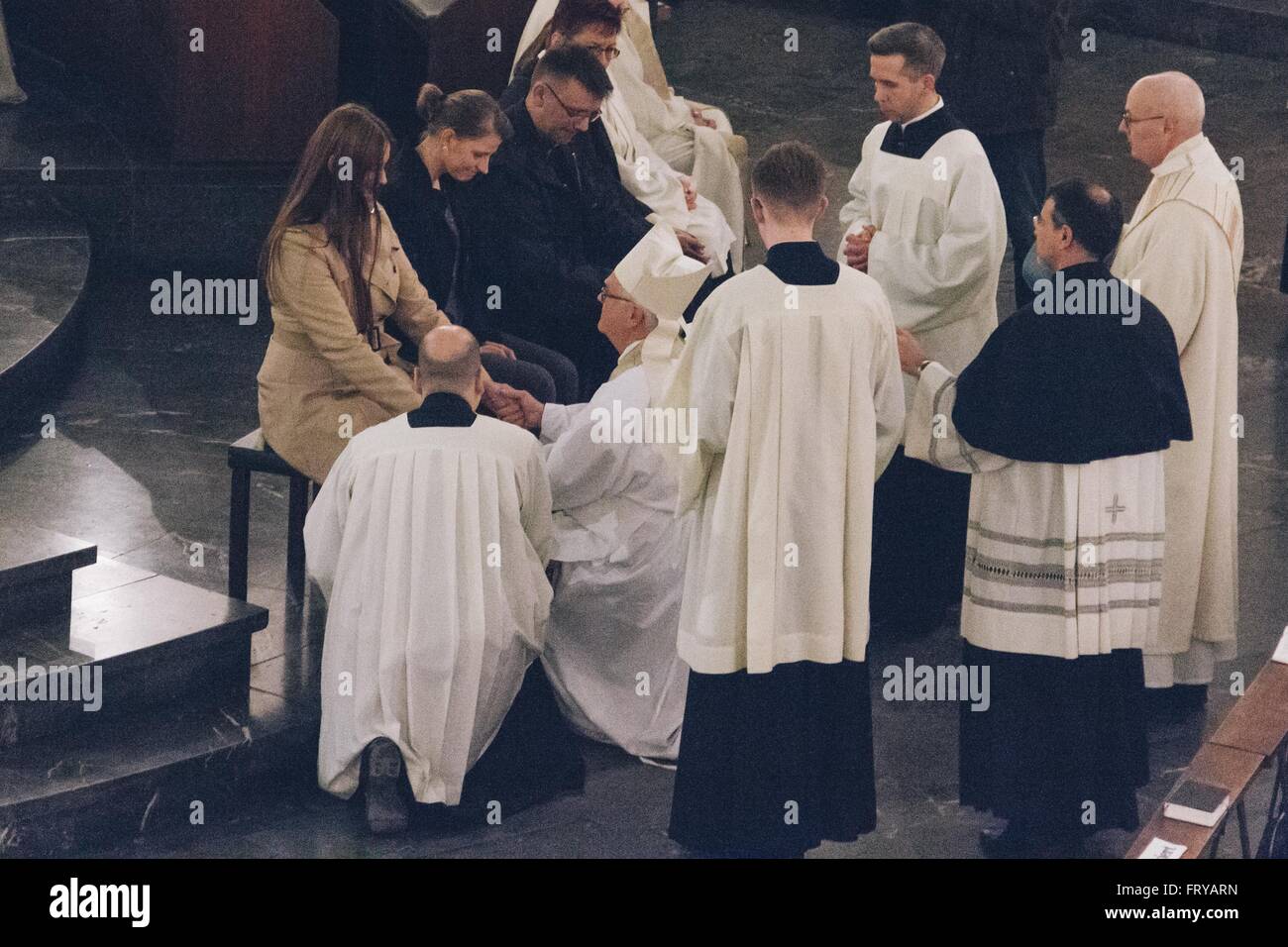 Berlin, Allemagne. 24 mars, 2016. L'archevêque Dr Heiner Koch lavant les pieds d'une femme au cours du traditionnel rituel lavement des pieds le Jeudi Saint Messe dans la Cathédrale de Saint Hedwig, Berlin. A l'origine, le rite a été réalisée sur 12 hommes. Le pape François a déclaré qu'à partir de maintenant sur les femmes devraient être inclus dans les cérémonies lavement des pieds le Jeudi Saint. Crédit : Jan Scheunert/ZUMA/Alamy Fil Live News Banque D'Images