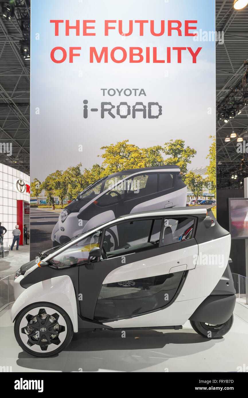 Manhattan, New York, USA. Mar 23, 2016. Le Toyota i-ROAD trois-roues à deux places, véhicule entièrement électrique est exposée au New York International Auto Show 2016, au Jacob Javits Center. Ce siège-auto les deux personnes en tandem. C'était le premier jour de l'aperçu de la presse NYIAS, et le salon sera ouvert au public pendant 10 jours, le 25 mars à avril 3e. © Ann Parry/ZUMA/Alamy Fil Live News Banque D'Images