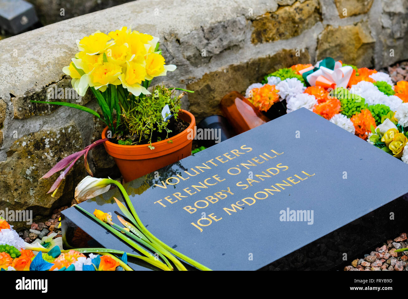Belfast, Irlande du Nord. 24 Mar 2015 - Des Fleurs sur la tombe de Bobby Sands, Terence O'Neil et Joe McDonnell, cimetière Milltown dans l'Ouest de Belfast avant le 100e anniversaire de l'Insurrection de Pâques en Irlande. Crédit : Stephen Barnes/Alamy Live News Banque D'Images