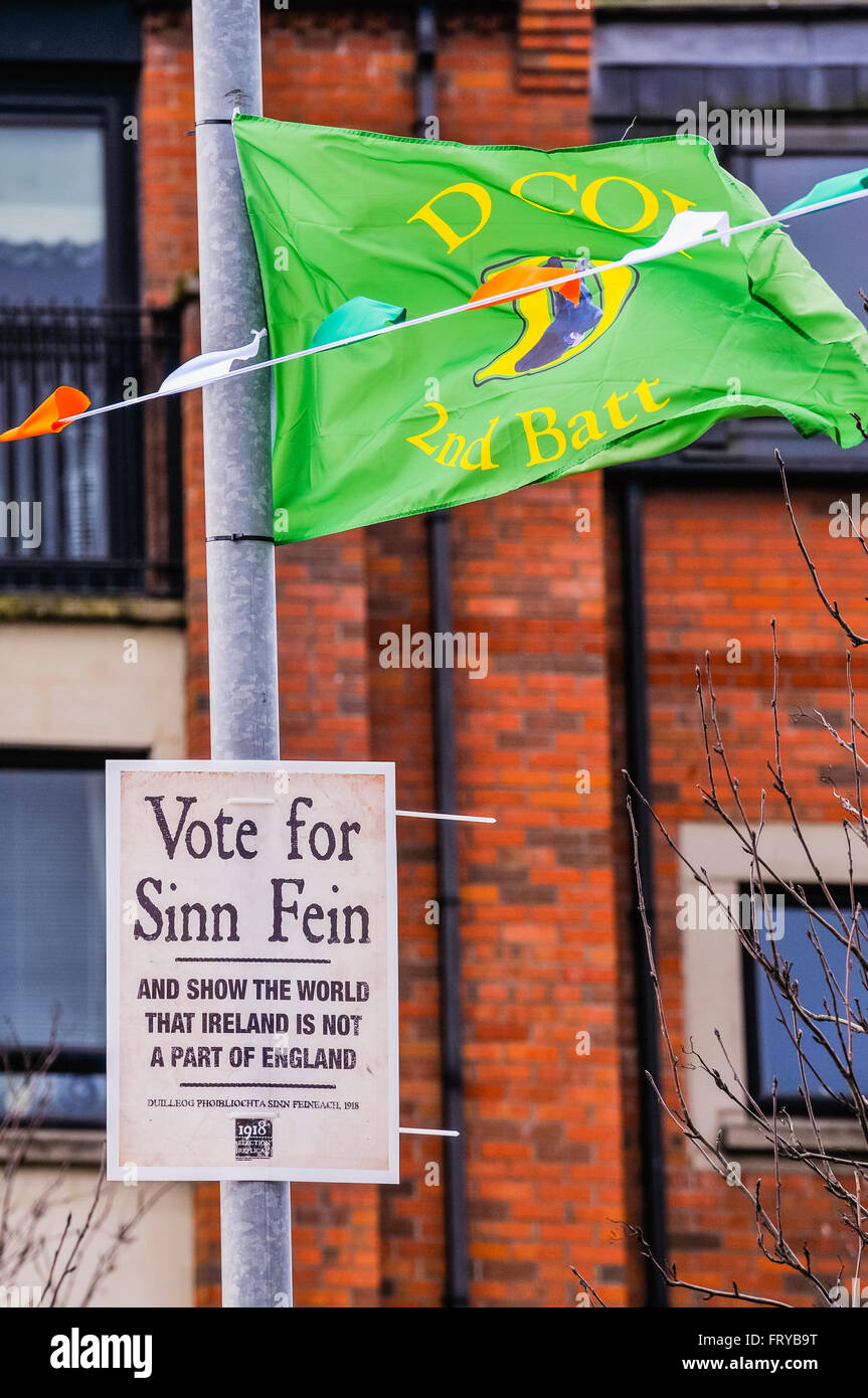 Belfast, Irlande du Nord. 24 Mar 2015 - Irish drapeaux, banderoles et affiches apparaissent dans l'Ouest de Belfast avant le 100e anniversaire de l'Insurrection de Pâques en Irlande. Inclus sont les drapeaux de controverse, la compagnie d'IRA provisoire, ou le fameux 'Dog Squad'. Crédit : Stephen Barnes/Alamy Live News Banque D'Images
