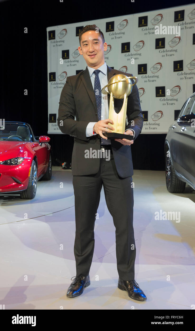 New York, NY USA - Mars 24, 2016 : Jason Chen détient les meilleurs prix pour voiture de luxe 2016 BMW série 7 au New York International Auto Show à Jacob Javits Center. Crédit : Lev Radin/Alamy Live News Banque D'Images