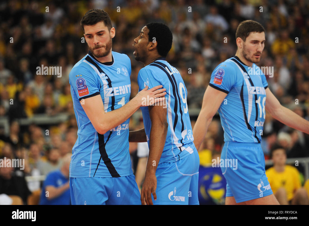 ?Ód ?, la Pologne. 24Th Mar, 2016. Matthew Anderson (L)Wilfredo Leon (C) et Maxim Mikhailov (R) de Zenit Kazan en photo pendant le match contre PGE Skra Belchatow en 2016 CEV Champions League. © Marcin Rozpedowski/Pacific Press/Alamy Live News Banque D'Images