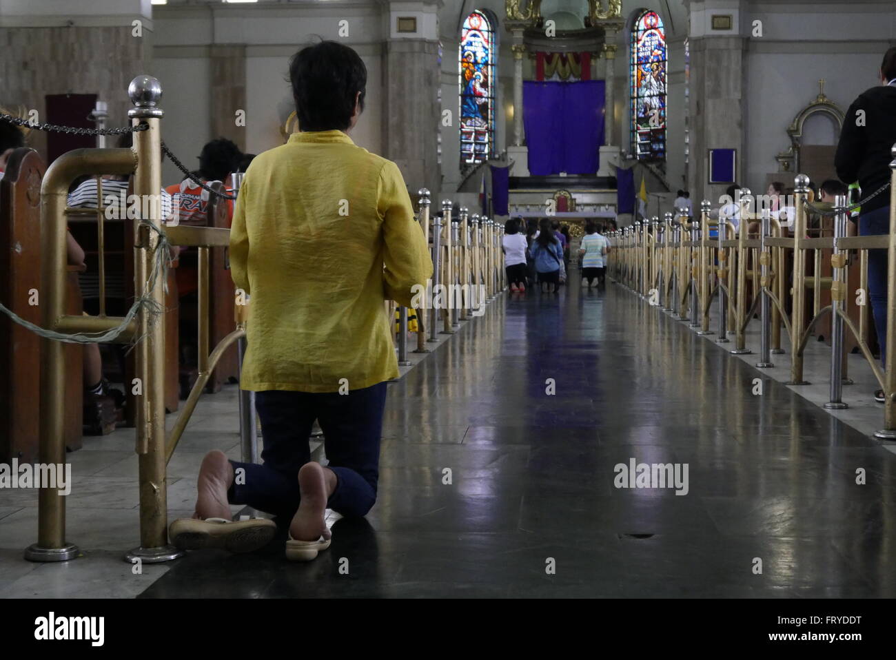 Manille, Philippines. 24Th Mar, 2016. L'une des choses que les dévots n'est prier le chapelet neuvaine ou en marchant le tronçon de l'allée de l'église de l'entrée de l'autel tandis que sur les genoux. Ce des choses que vous verrez dans la plupart des eglises ou l'Eglise Quiapo au cours de Jeudi Saint. © George Buid/Pacific Press/Alamy Live News Banque D'Images