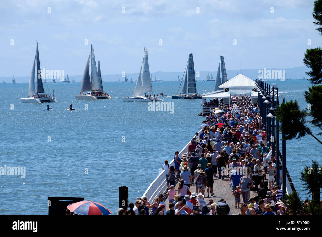 Brisbane, Australie. 25 mars, 2016. La réouverture officielle de la jetée de Shorncliffe reconstruit. Tenu conjointement avec le début de la Bluewater 2016 Festival & début de la Brisbane à Karratha Yacht Race à Shorncliffe, Brisbane, la capitale du Queensland, Australie, le 25 mars 2016 Crédit : John Quixley/Alamy Live News Banque D'Images