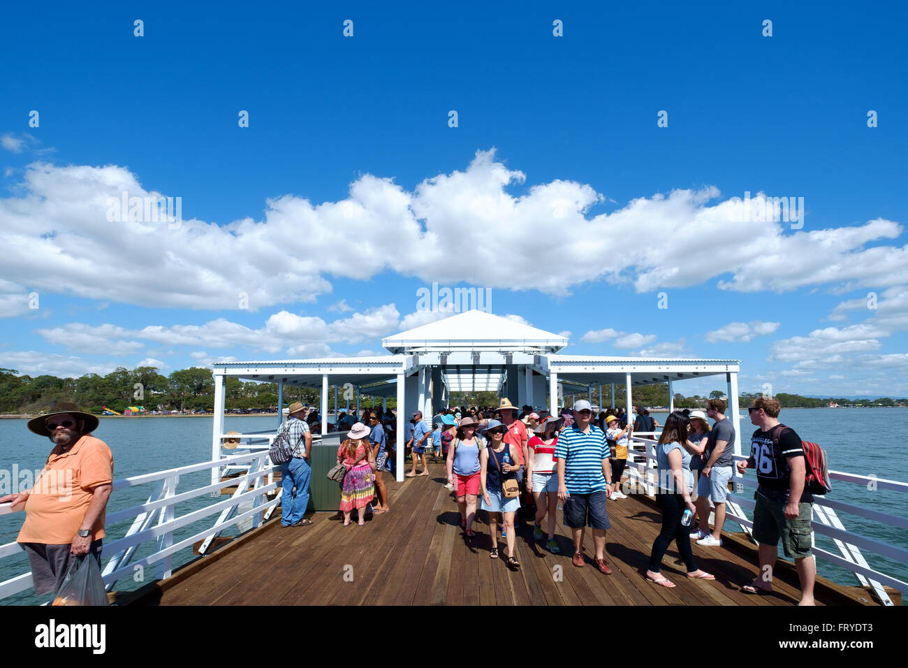 Brisbane, Australie. 25 mars, 2016. La réouverture officielle de la jetée de Shorncliffe reconstruit. Tenu conjointement avec le début de la Bluewater 2016 Festival & début de la Brisbane à Karratha Yacht Race à Shorncliffe, Brisbane, la capitale du Queensland, Australie, le 25 mars 2016 Crédit : John Quixley/Alamy Live News Banque D'Images