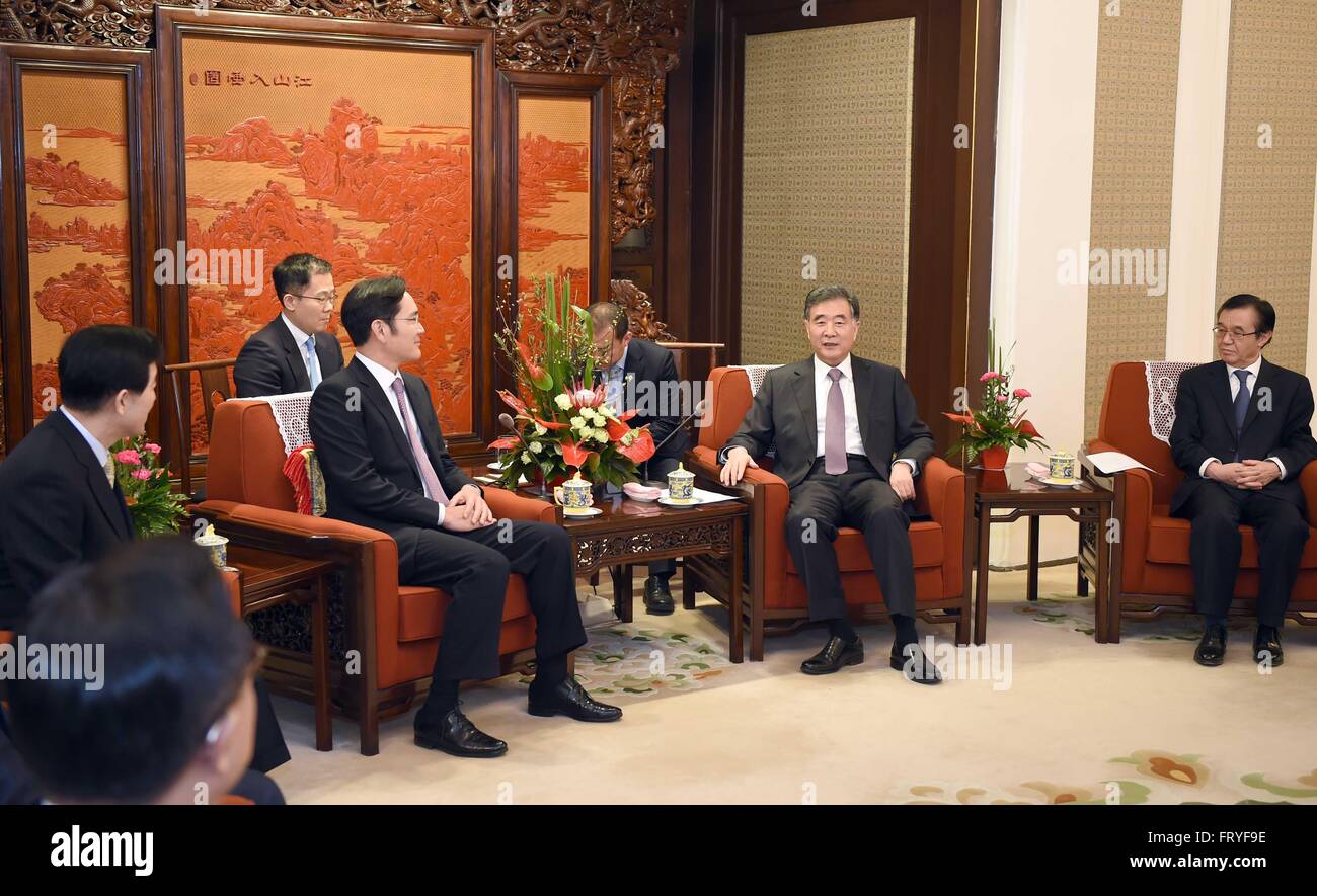 Beijing, Chine. Mar 25, 2016. Le vice-Premier ministre chinois Wang Yang (2e R) rencontre avec Lee Jae-yong (3R, avant), vice-président de Samsung Electronics, à Beijing, capitale de Chine, le 25 mars 2016. © Zhang Duo/Xinhua/Alamy Live News Banque D'Images