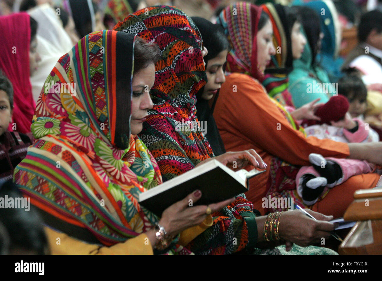 Quetta. Mar 25, 2016. Les chrétiens pakistanais prier à l'église le Vendredi saint dans le sud-ouest du Pakistan Quetta, 25 mars 2016. Les chrétiens du monde entier célèbrent le Vendredi saint avant Pâques durant la semaine sainte commémorations. Credit : Asad/Xinhua/Alamy Live News Banque D'Images