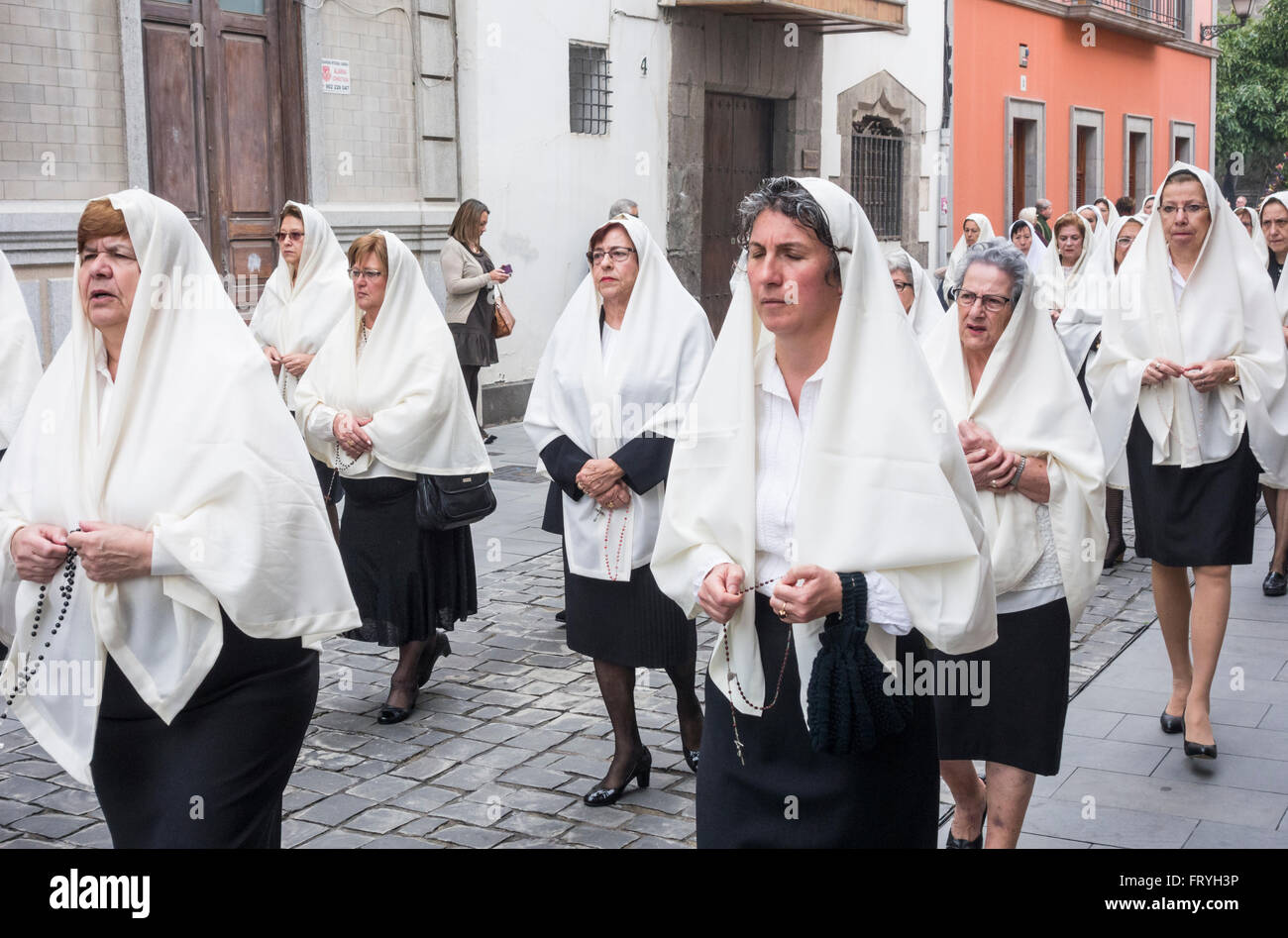 Las Palmas, Gran Canaria, Îles Canaries, Espagne, le 25 mars 2016. Procession de Las Mantilles le Vendredi Saint à Las Palmas, la capitale de Gran Canaria. Credit : Alan Dawson News/Alamy Live News Banque D'Images