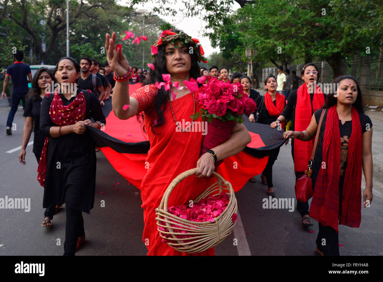 Le Bangladesh. 25 mars, 2016. Prachyanat School d'agir et de conception sortiront une procession Lal Jatra, d'observer la nuit noire de 25 mars 1971. La marche sera au départ de l'Chhobir Haat à Swadhinata Stambha (verre tour de Monument de l'indépendance) pour se souvenir de leur voyage vers le rouge à Dhaka, 25 mars 2016.Sur cette nuit noire dans l'Office national de l'histoire, les dirigeants militaires pakistanais a lancé l'opération ''projecteur'' la mort de milliers de personnes dans cette nuit de répression seulement. Dans le cadre de l'opération, les réservoirs en place de Dhaka cantonment et une ville endormie se réveilla à la cliquette de coups comme Banque D'Images