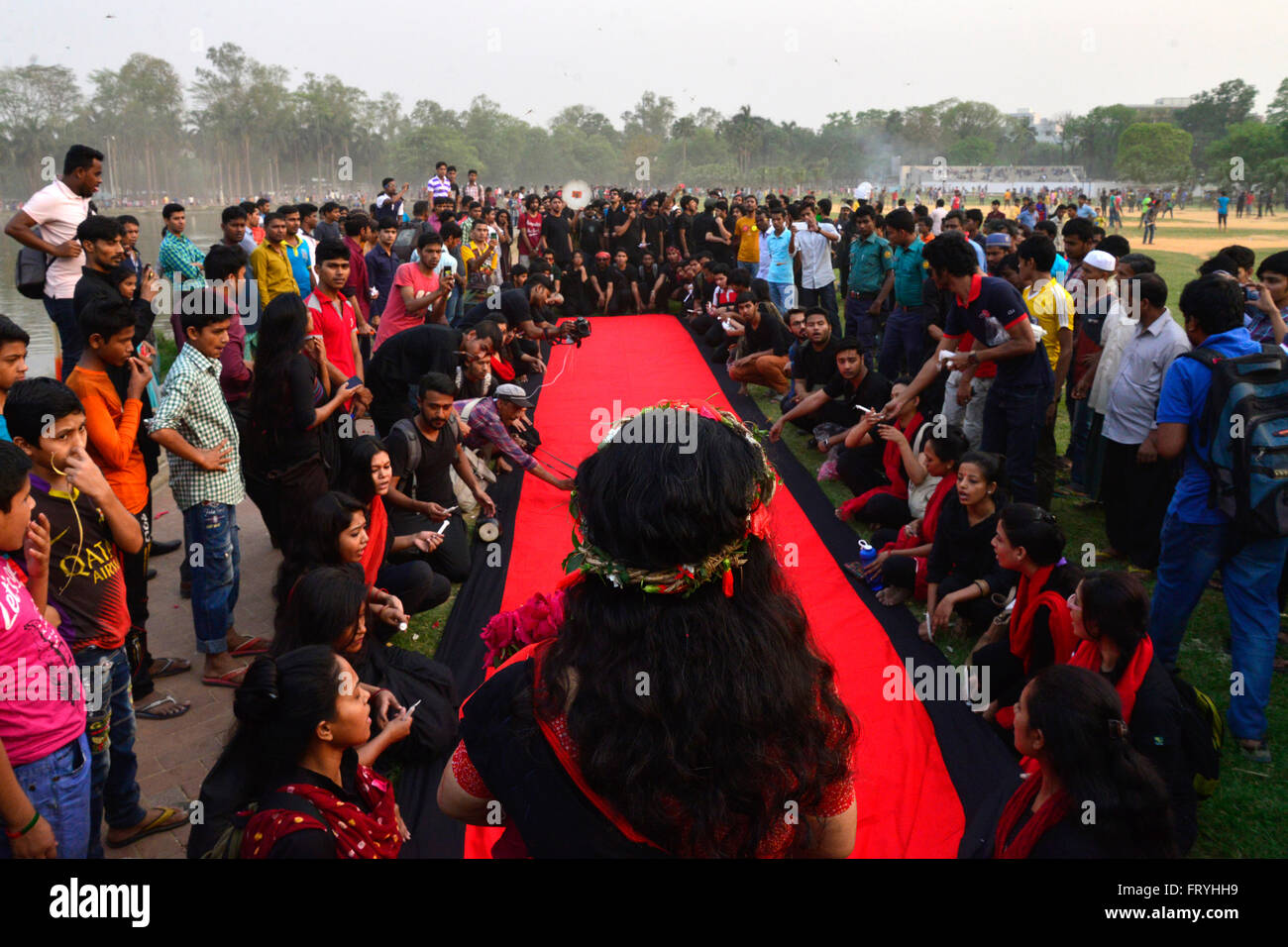 Le Bangladesh. 25 mars, 2016. Prachyanat School d'agir et de conception sortiront une procession Lal Jatra, d'observer la nuit noire de 25 mars 1971. La marche sera au départ de l'Chhobir Haat à Swadhinata Stambha (verre tour de Monument de l'indépendance) pour se souvenir de leur voyage vers le rouge à Dhaka, 25 mars 2016.Sur cette nuit noire dans l'Office national de l'histoire, les dirigeants militaires pakistanais a lancé l'opération ''projecteur'' la mort de milliers de personnes dans cette nuit de répression seulement. Dans le cadre de l'opération, les réservoirs en place de Dhaka cantonment et une ville endormie se réveilla à la cliquette de coups comme Banque D'Images