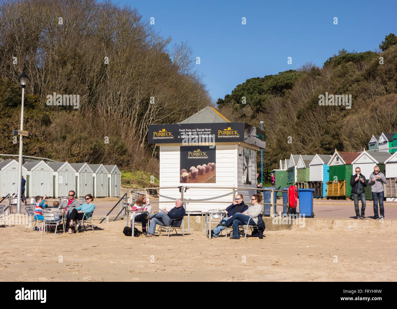 Les personnes bénéficiant des glaces sur la plage et de la promenade à Bournemouth, Dorset, England, UK Banque D'Images