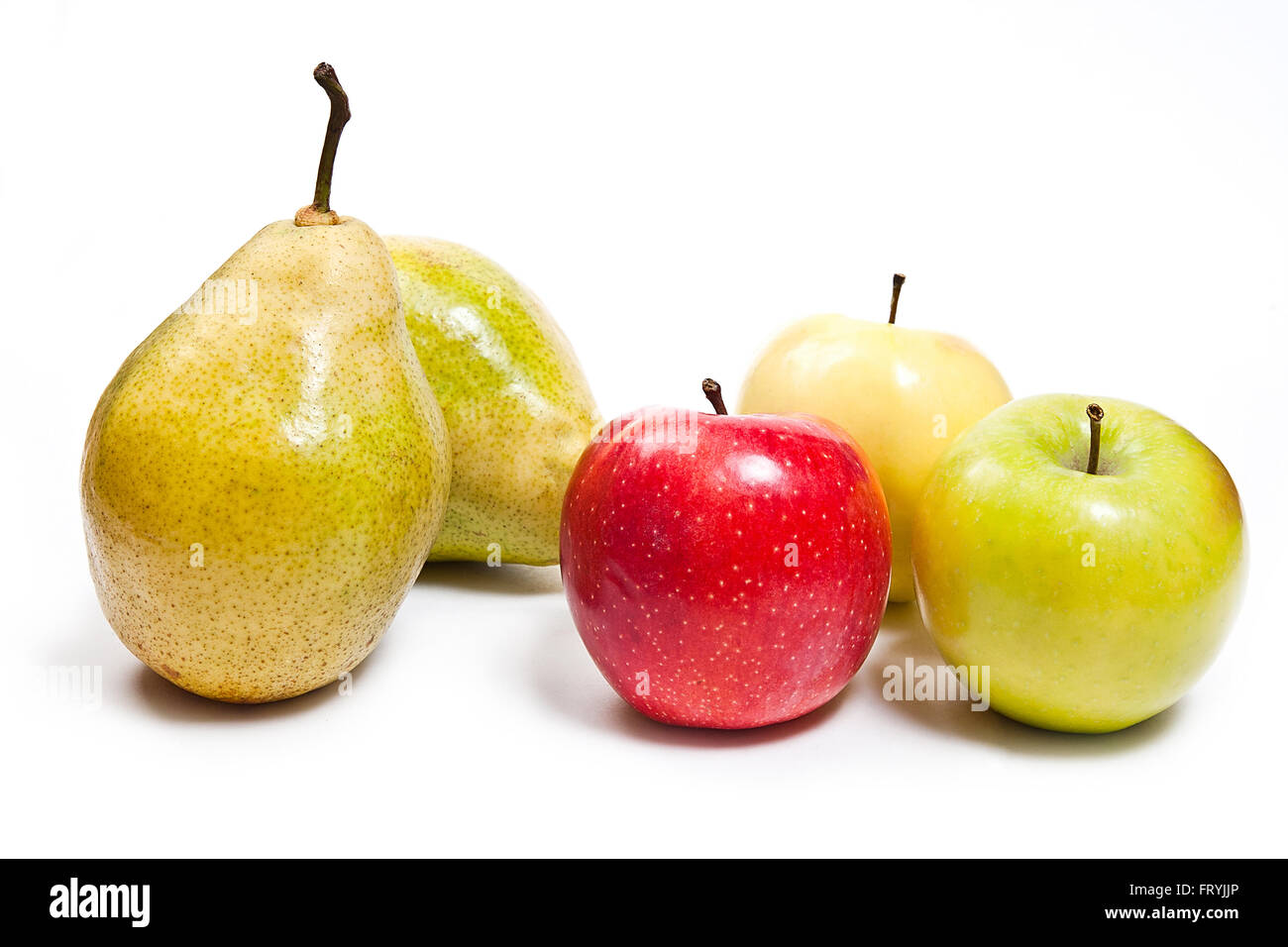 Deux poires vertes fraîches et trois pommes en rouge, vert et jaune. Groupe de juicy fruits mûrs. Isolé sur fond blanc Banque D'Images