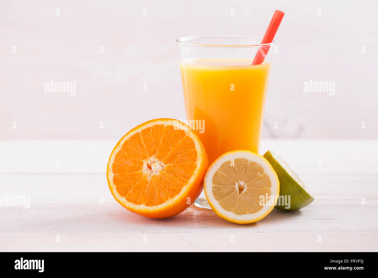 Sains et frais jus mélangé à partir de fruits sur la table en bois blanc Banque D'Images