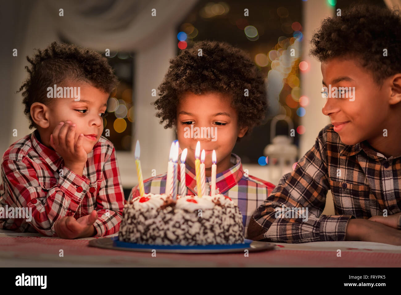 Les Enfants Noirs Avec Gateau D Anniversaire Trois Garcons A La Table D Anniversaire Joyeux Anniversaire Frere Regarder Les Bougies Bruler Photo Stock Alamy Les Enfants Noirs Avec Gateau D Anniversaire Trois Garcons A La Table D Anniversaire Joyeux Anniversaire Frere Regarder Les Bougies Bruler Photo Stock Alamy