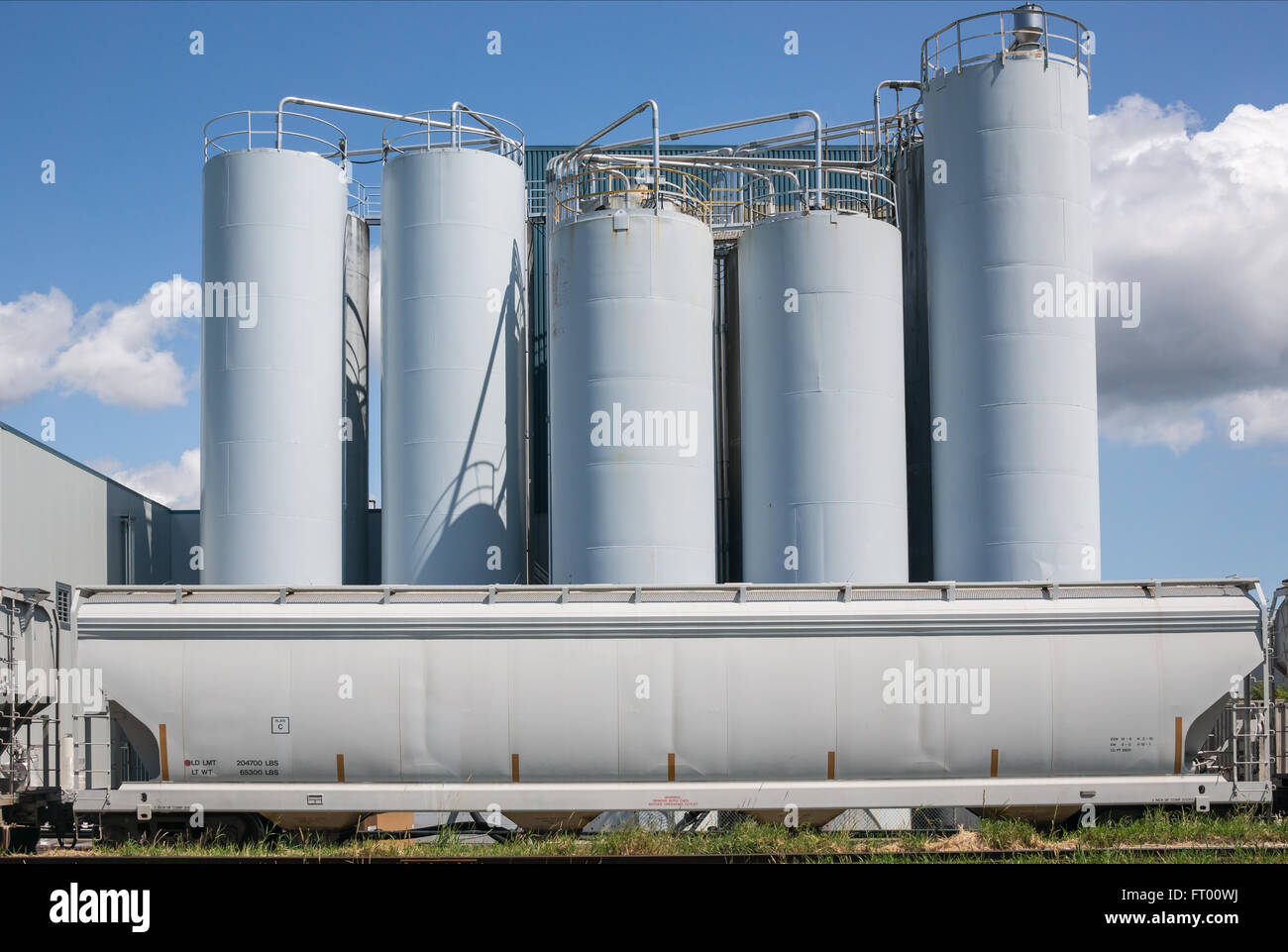 Installation industrielle avec silos against blue sky Banque D'Images