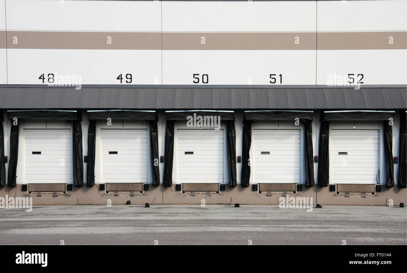 Quai de chargement de camion à l'entrepôt. Banque D'Images