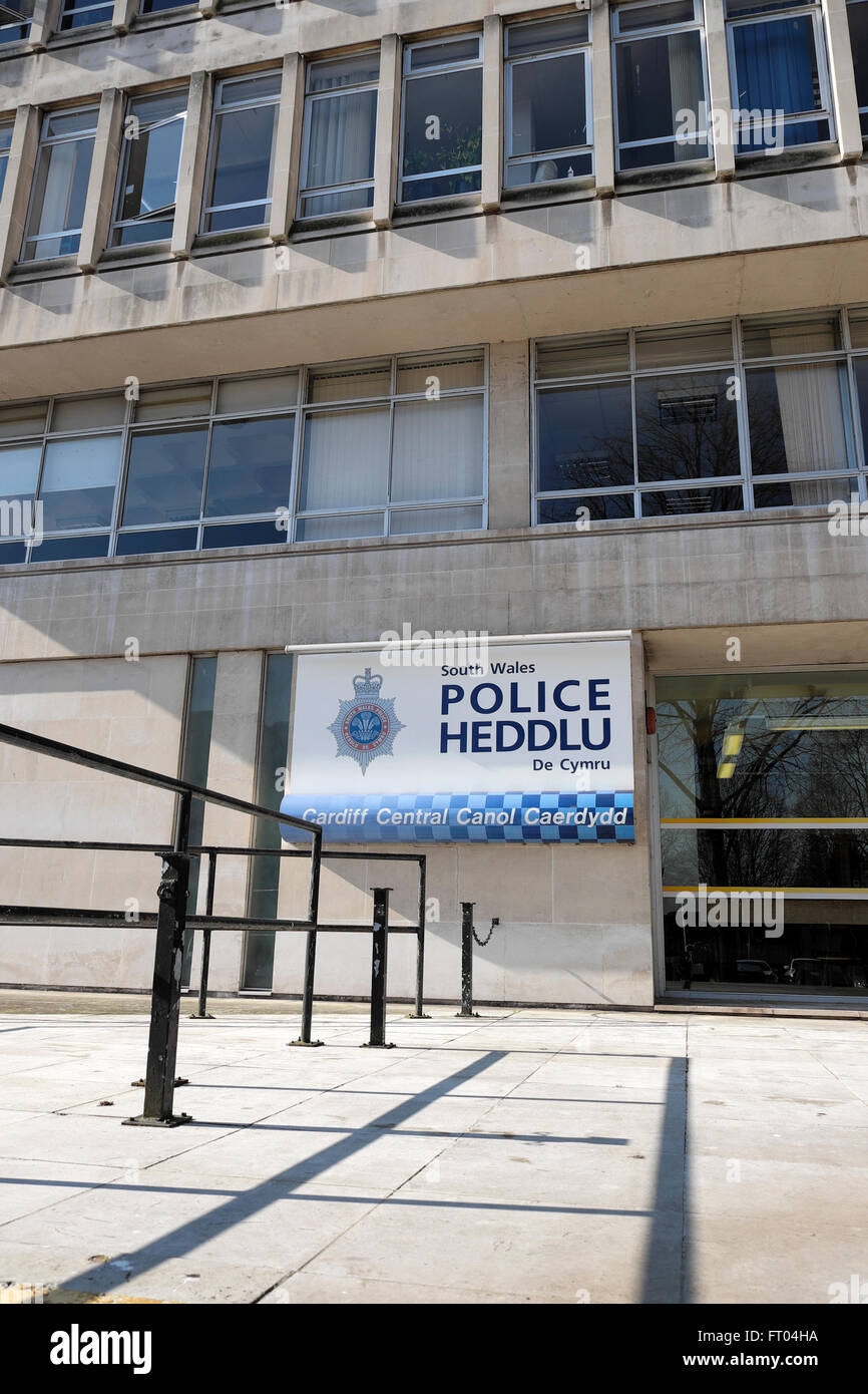 Panneau bilingue en gallois à l'extérieur de la police du Sud du pays de Galles Siège de la gare Hedlu bâtiments civiques Cathays Park à Cardiff, Royaume-Uni KATHY DEWITT Banque D'Images