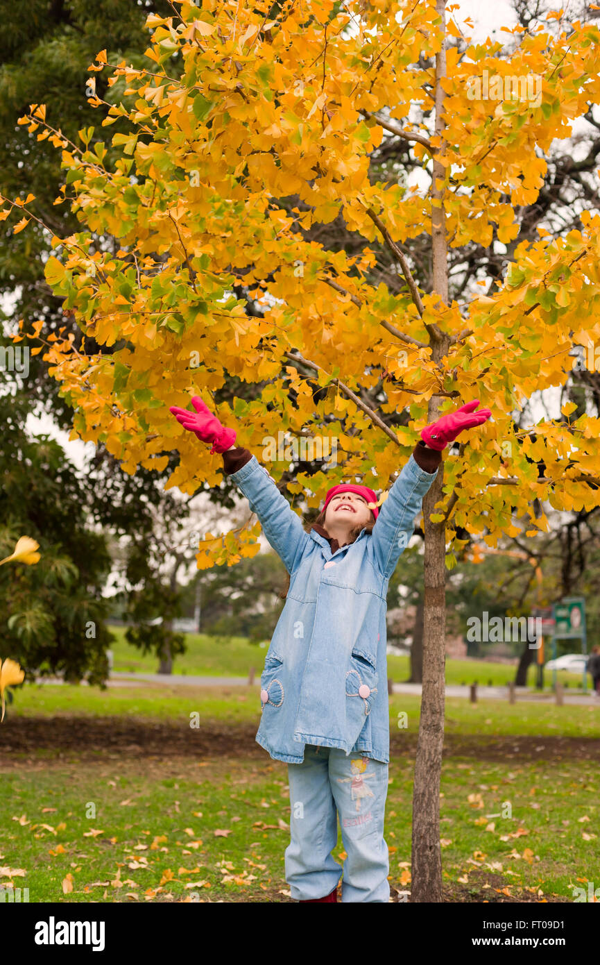 Bonne fille sous un arbre jaune, Buenos Aires Banque D'Images
