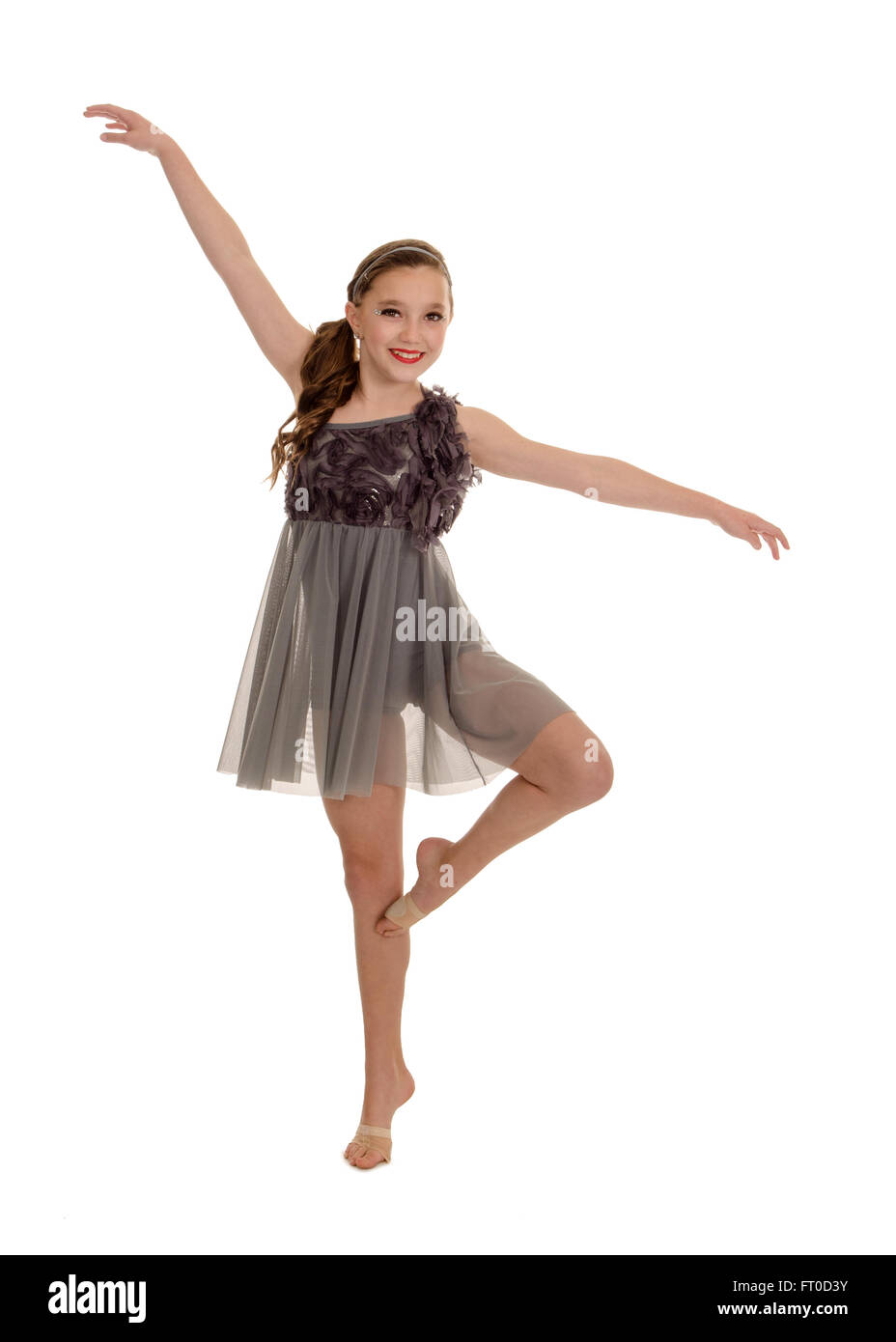 Un Preteen Girl Smiling comme elle pose dans un style lyrique ou la danse moderne Banque D'Images