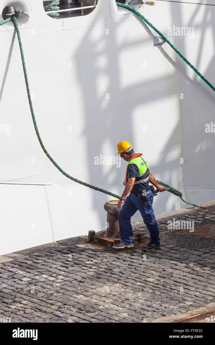 L'homme presse corde d'amarrage sur car ferry Banque D'Images