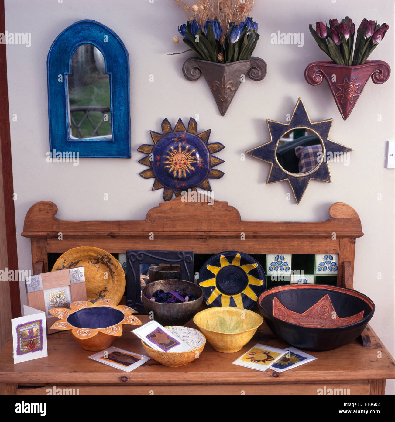 Papier mâché fait maison et Fimo bols et des plaques murales dans les années 1990 salle à manger Banque D'Images