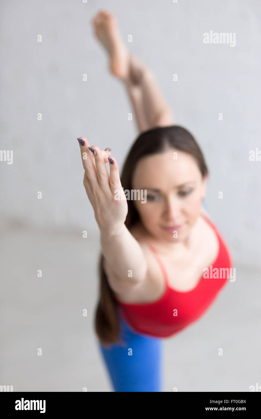 Belle jeune femme dans des vêtements colorés à l'intérieur. Girl standing in Natarajasana, Seigneur de la danse Banque D'Images