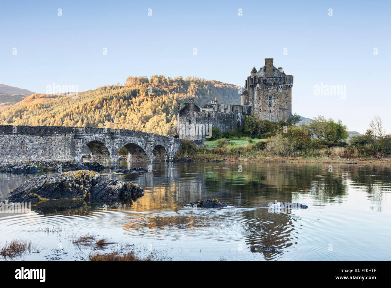 À l'automne Le Château d'Eilean Donan, Highland, Scotland, UK Banque D'Images