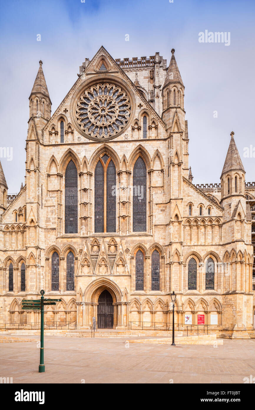 Façade Sud de la cathédrale de York, l'église cathédrale du diocèse de York, North Yorkshire, Angleterre, Banque D'Images