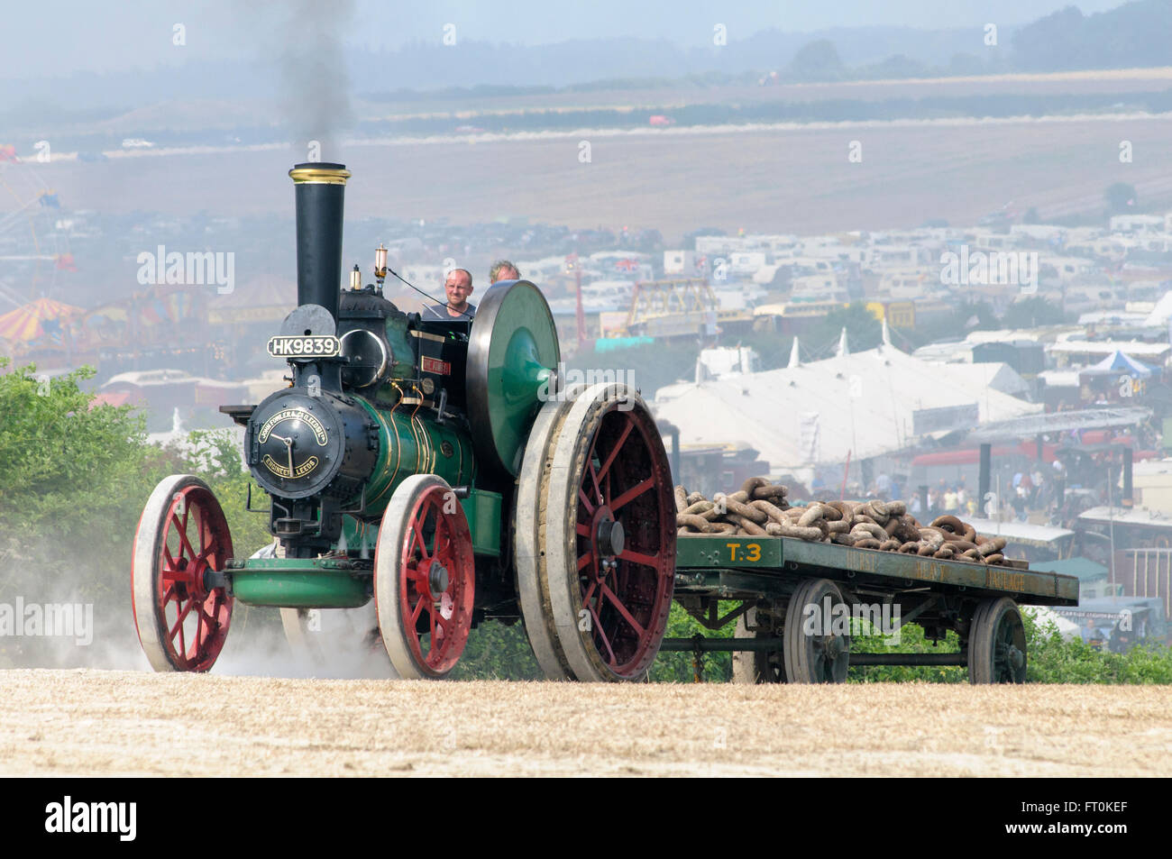 Fowler Road 12275 Locomotive, 'l'Admiral' transportant une remorque chargée d'une colline à la grande foire de vapeur Dorset, Angleterre, RU Banque D'Images